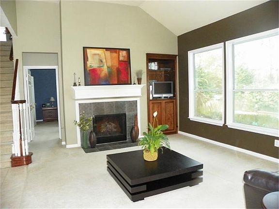 4th image of 42 E Knightsbridge Dr