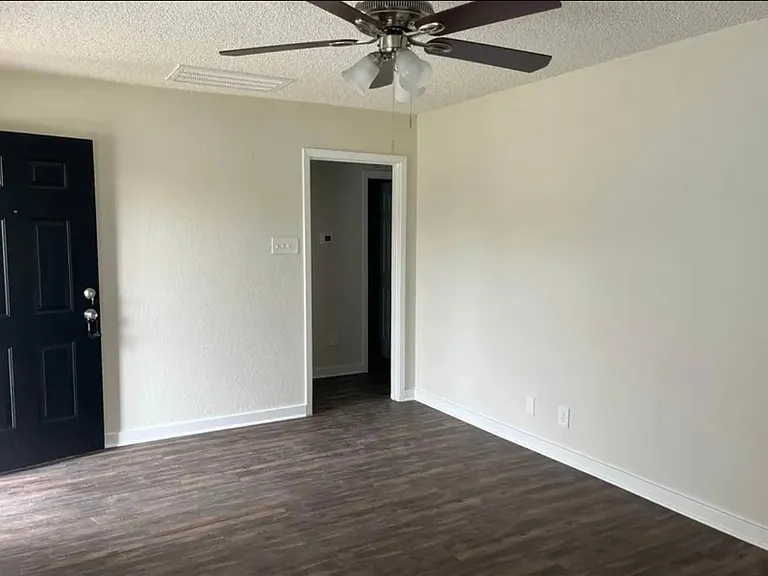 914 SW Dallas St — Photo 3