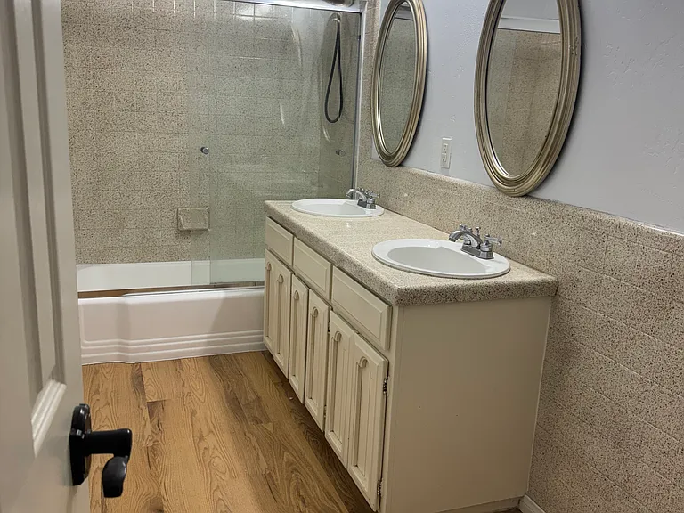 1877 Honeysuckle Ln — Photo 8