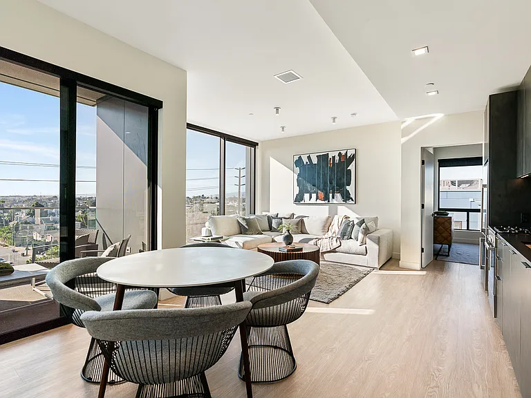Venue Residences — Photo 64