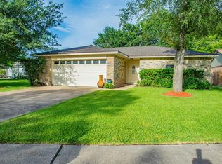 1033 Crossing Rd, Angleton, TX 77515