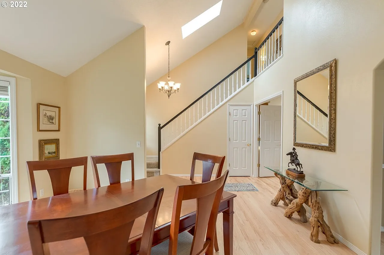 4 bed, 2.5 bath, 2091 sqft, $3,000 — Photo 4