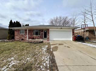 46983 Crestview Dr, Macomb, MI 48044