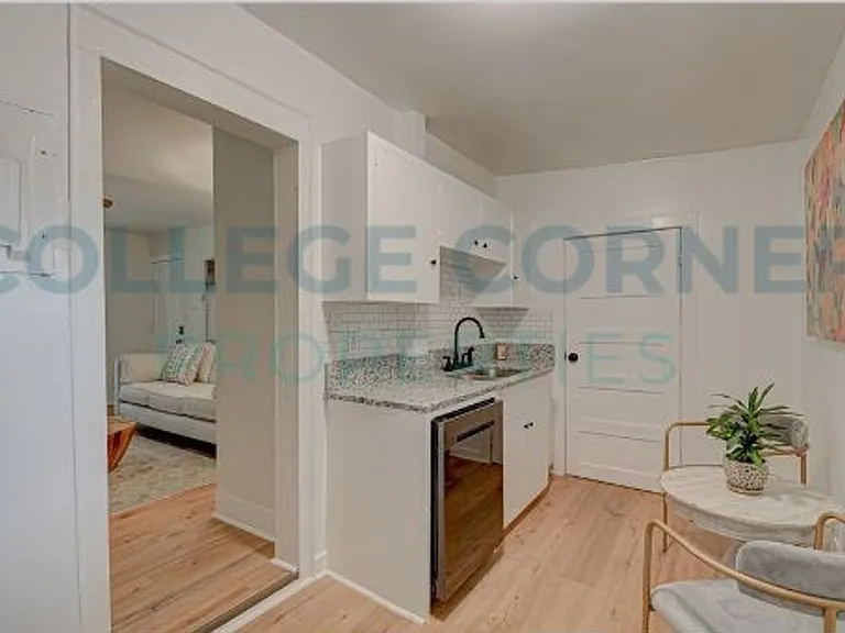 639 S Poplar St #C — Photo 5