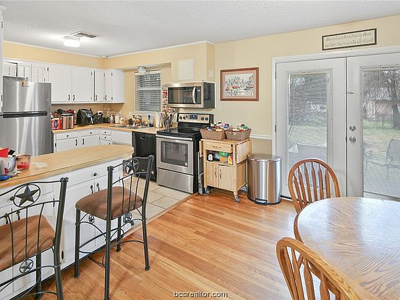 3rd image of 1406 Caudill St