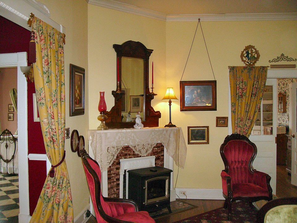 MAIN SITTING ROOM