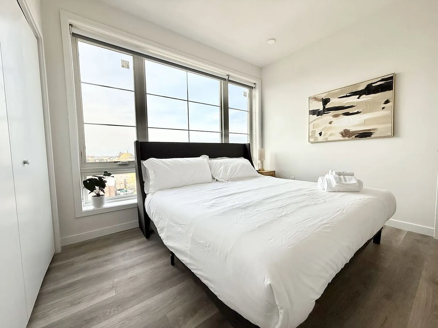 2 bed, 2.0 bath, 8180 sqft, $4,614 — Photo 3