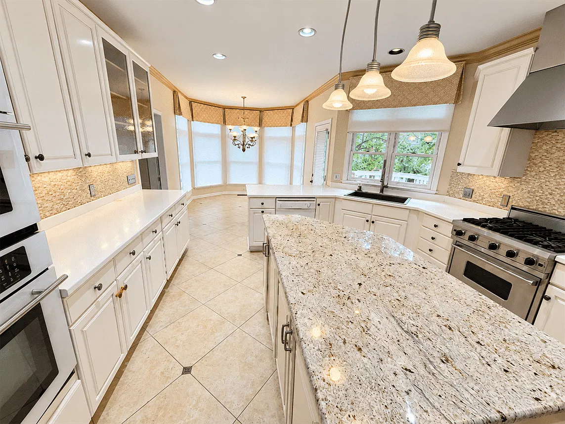 5 bed, 4.5 bath, 5736 sqft, $4,400 — Photo 2