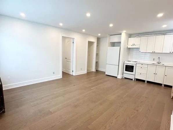 237 Lakeshore Rd E #4, Mississauga, ON L5G 1G8