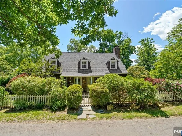 694 Sunset Rd, Teaneck, NJ 07666