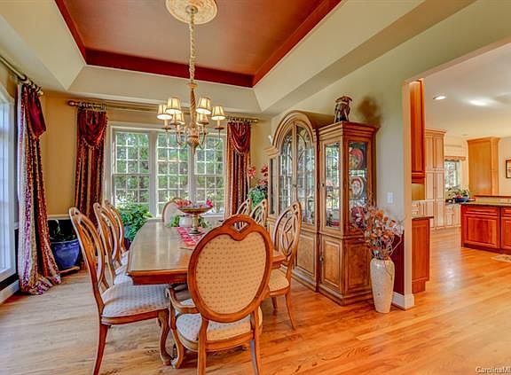 5th image of 100 Berry Hill Dr
