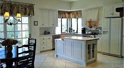 Charming kitchen and dining area.
