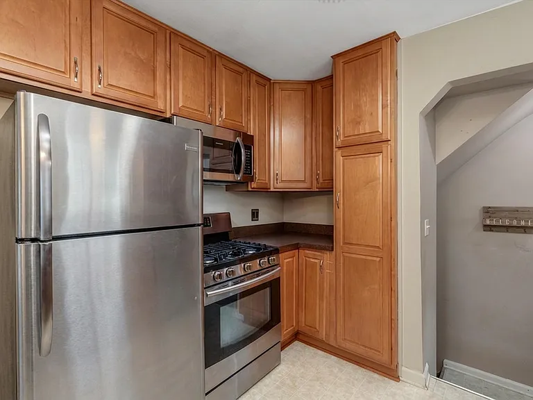 912 N Edison Ave — Photo 5