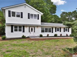 7 Village Ln, Hauppauge, NY 11788