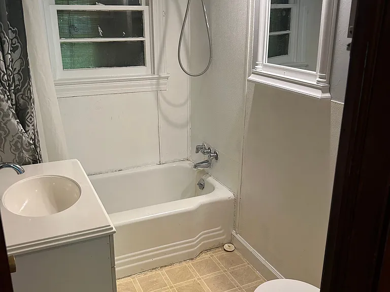 906 Eastside Dr — Photo 7