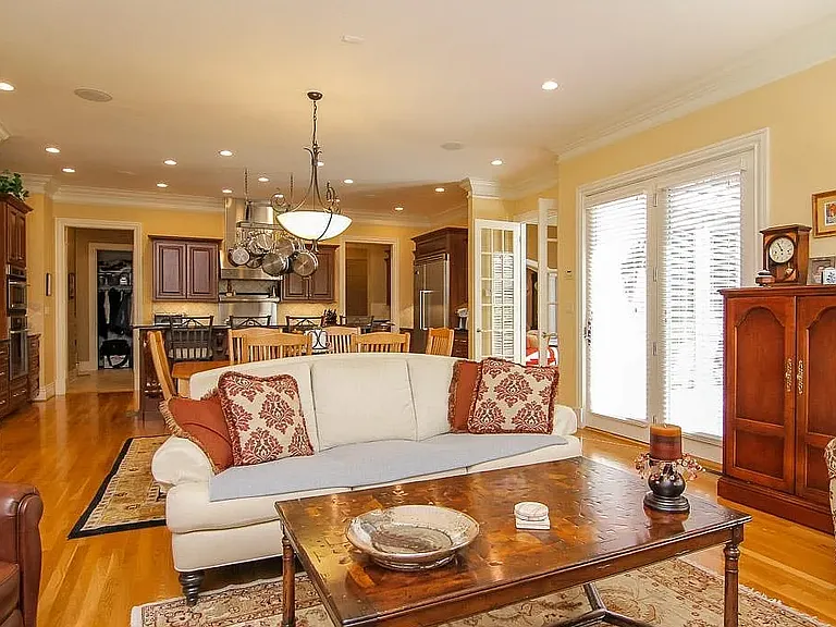 13204 Longwood Ln — Photo 37