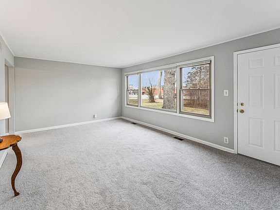 5th image of 1484 N Hicks Rd