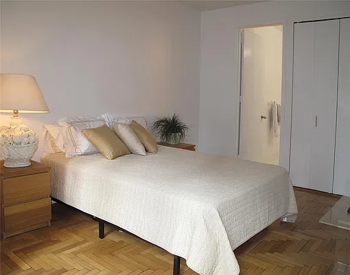 Sold by R New York | media 7