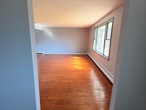 3rd image of 126 Towpath Ln