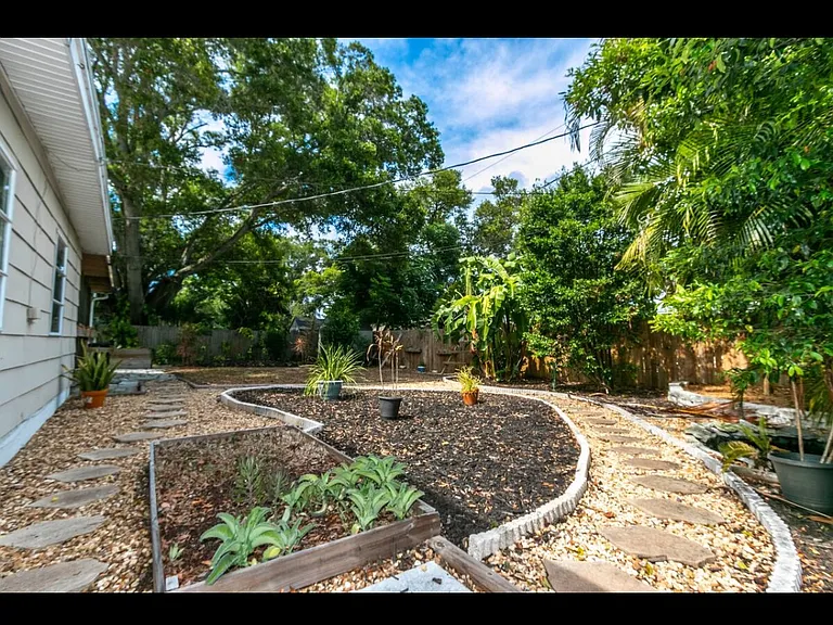 1221 Lynn Ave — Photo 12