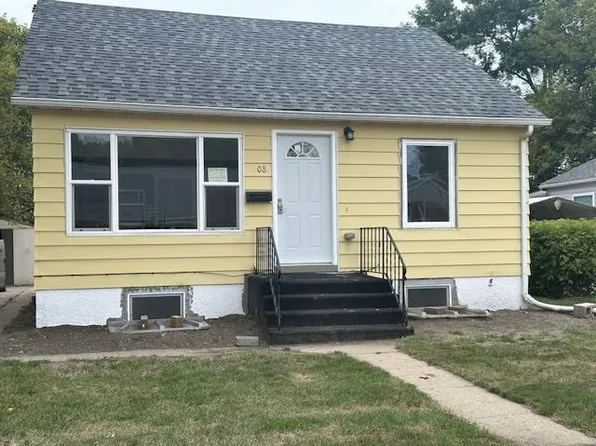 608 19th St SE, Minot, ND 58701