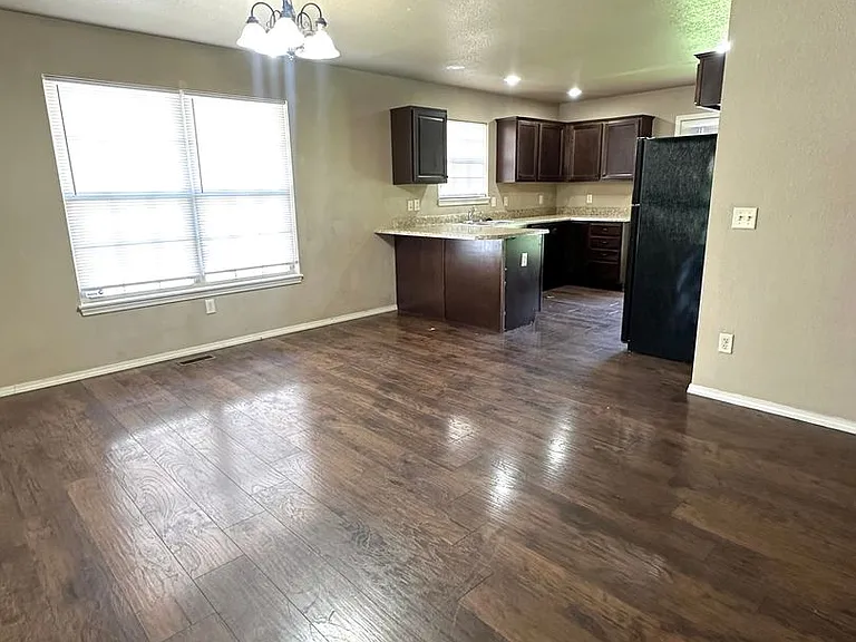 1024 E Caravan St — Photo 6
