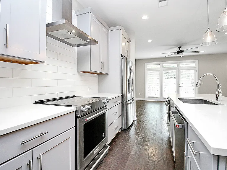 1420 W 4th St #1 — Photo 8