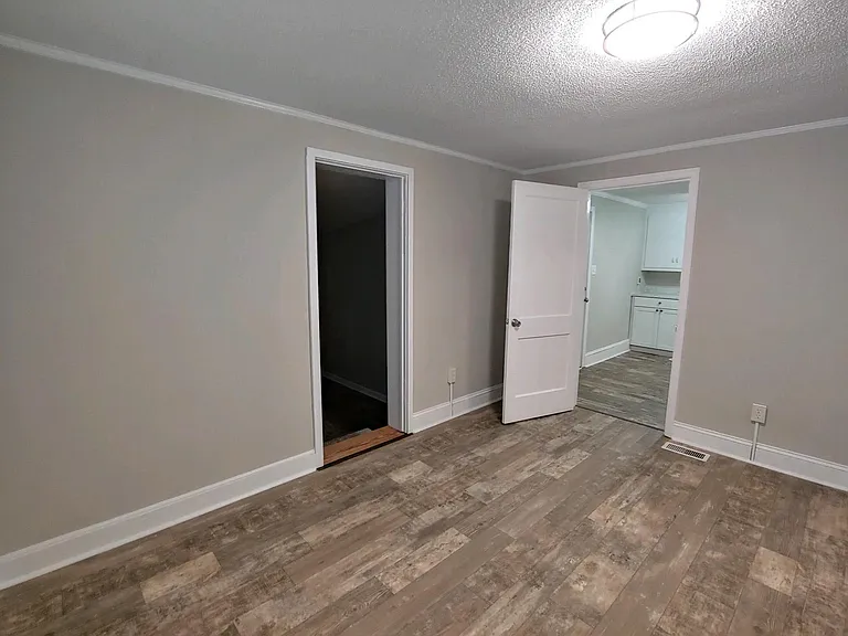 1110 Henderson Ave — Photo 3