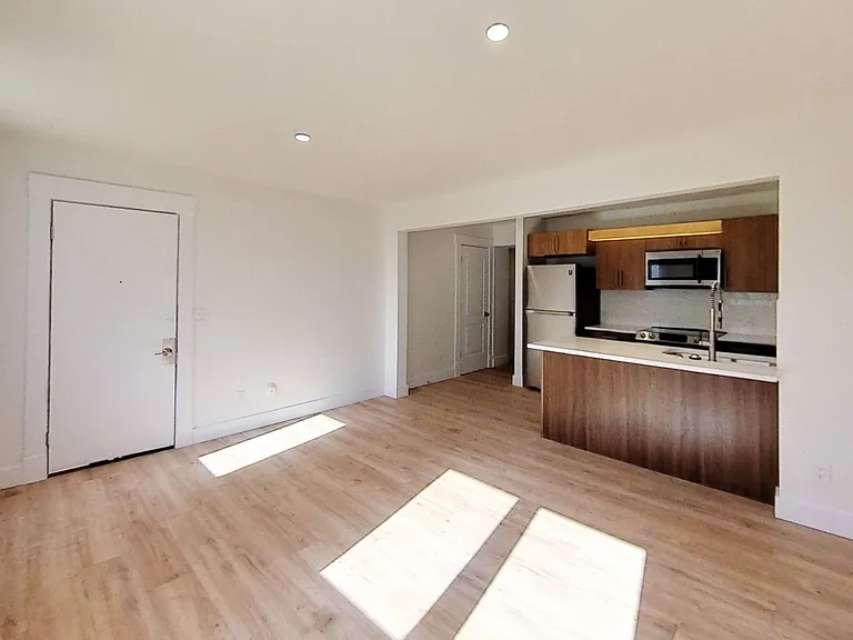 561 N Center St — Photo 9