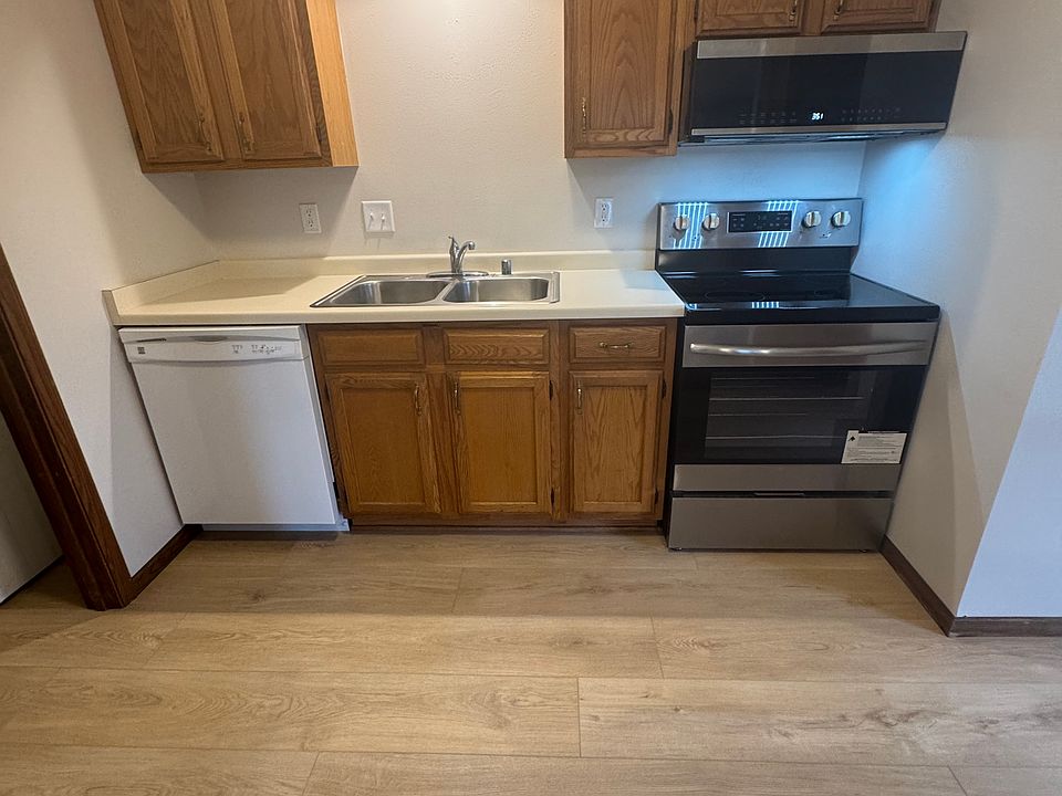 Kitchen (new oven/range & microwave)