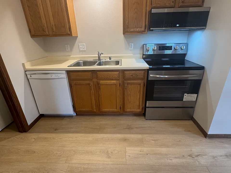 Kitchen (new oven/range & microwave)