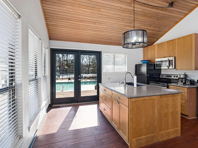 Sunstone Apartments — Photo 7