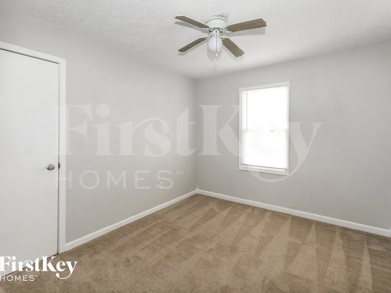1032 E 3rd St — Photo 10