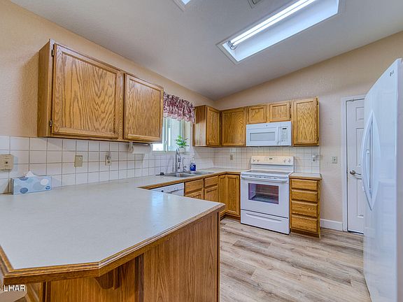 5th image of 1096 Thunderbolt Ave