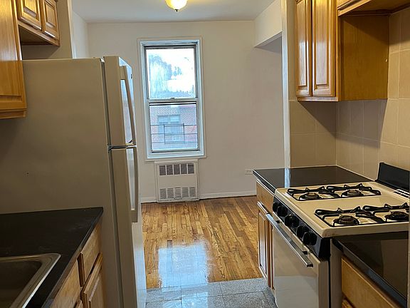 5th image of 14209 Barclay Ave APT 5M