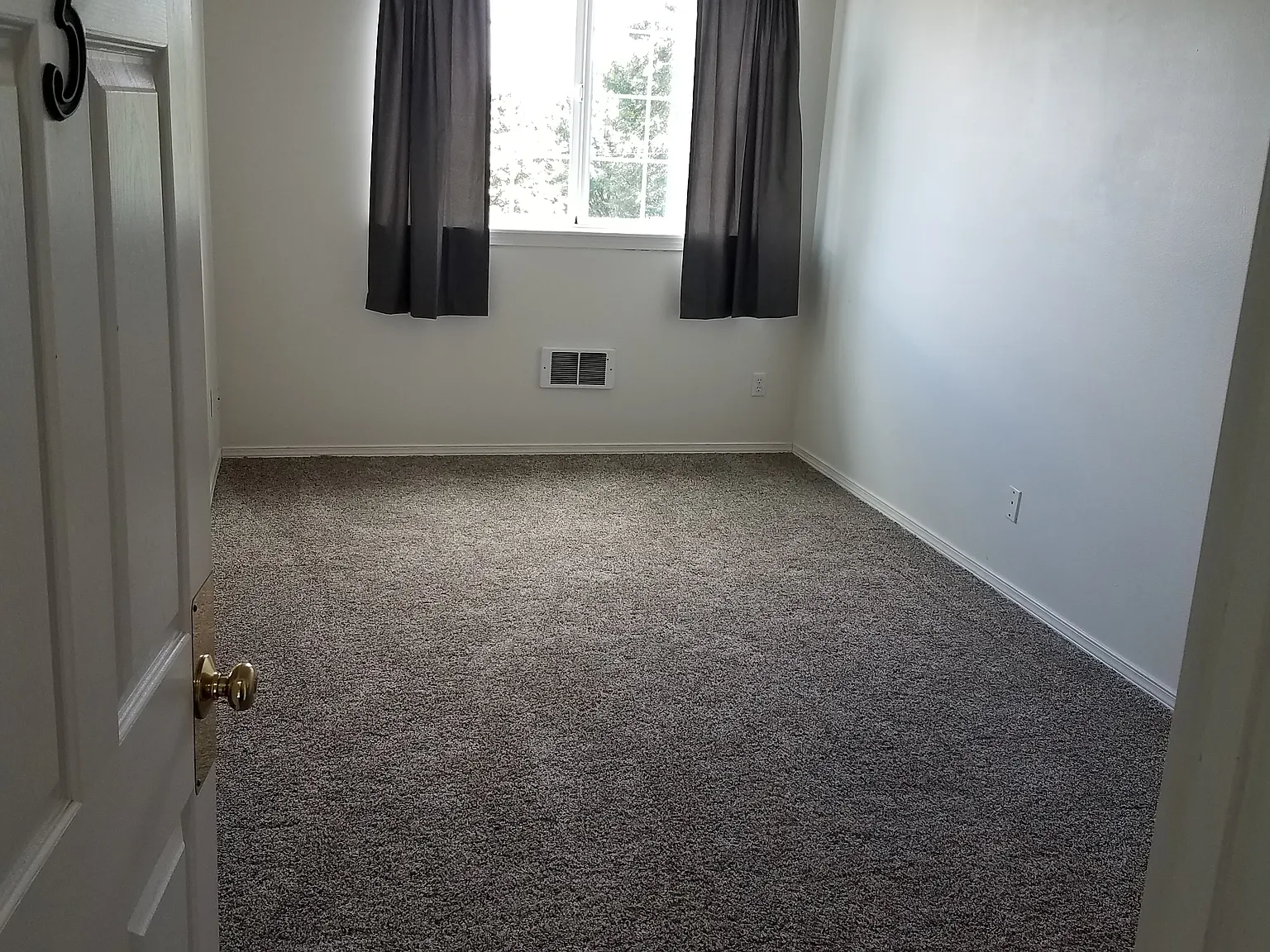 Studio, 300 sqft, $845 — Photo 4