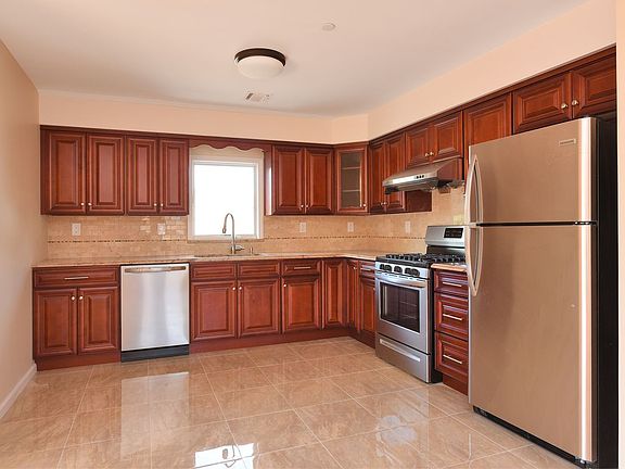 5th image of 4835 207th St