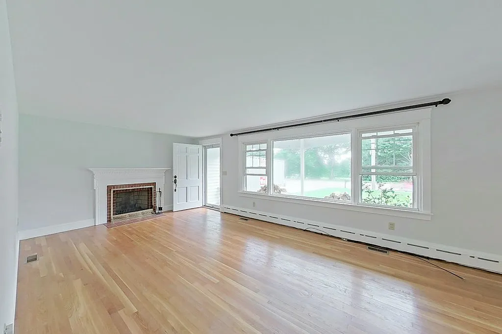 3 bed, 1.5 bath, 1352 sqft, $3,700 — Photo 3