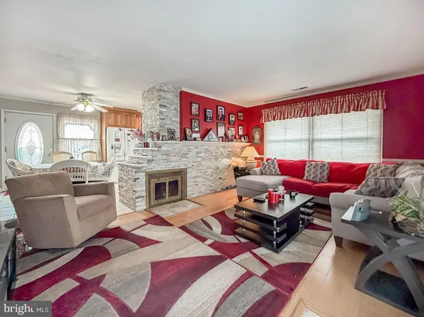 55 Teaberry Ln, Levittown, PA 19054