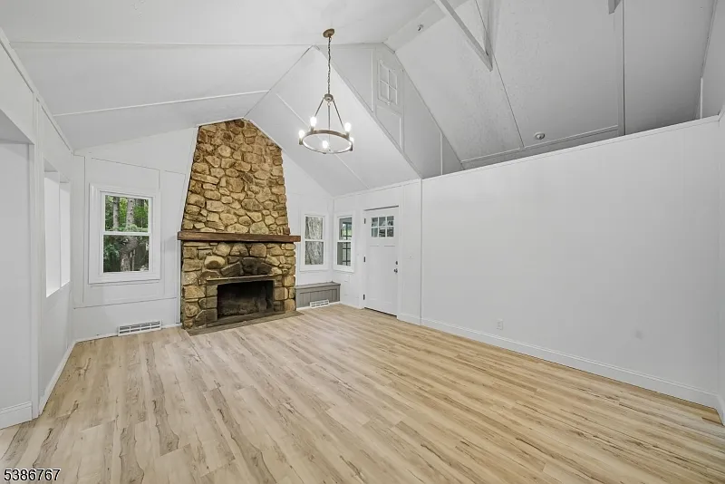 2 bed, 1.0 bath, $2,500 — Photo 4
