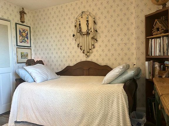 Secondary bedroom with a trundle bed, 2 twin beds