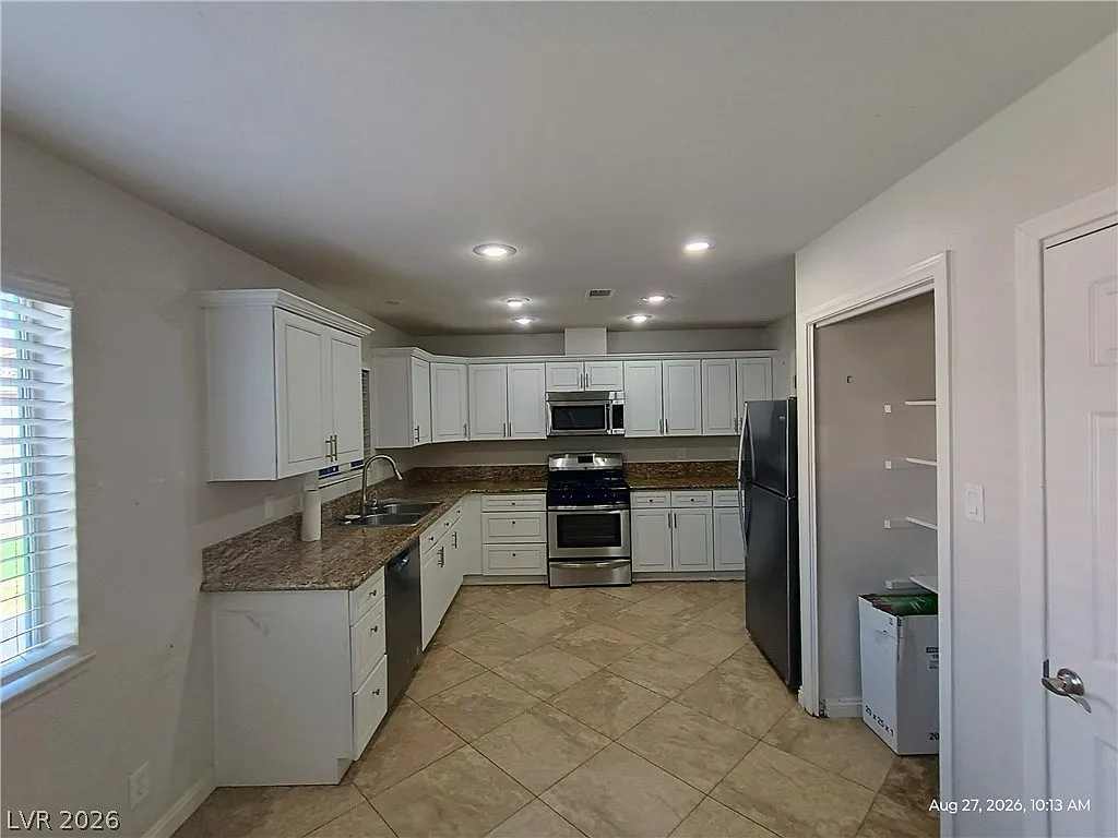 4 bed, 2.0 bath, 1994 sqft, $2,046 — Photo 4