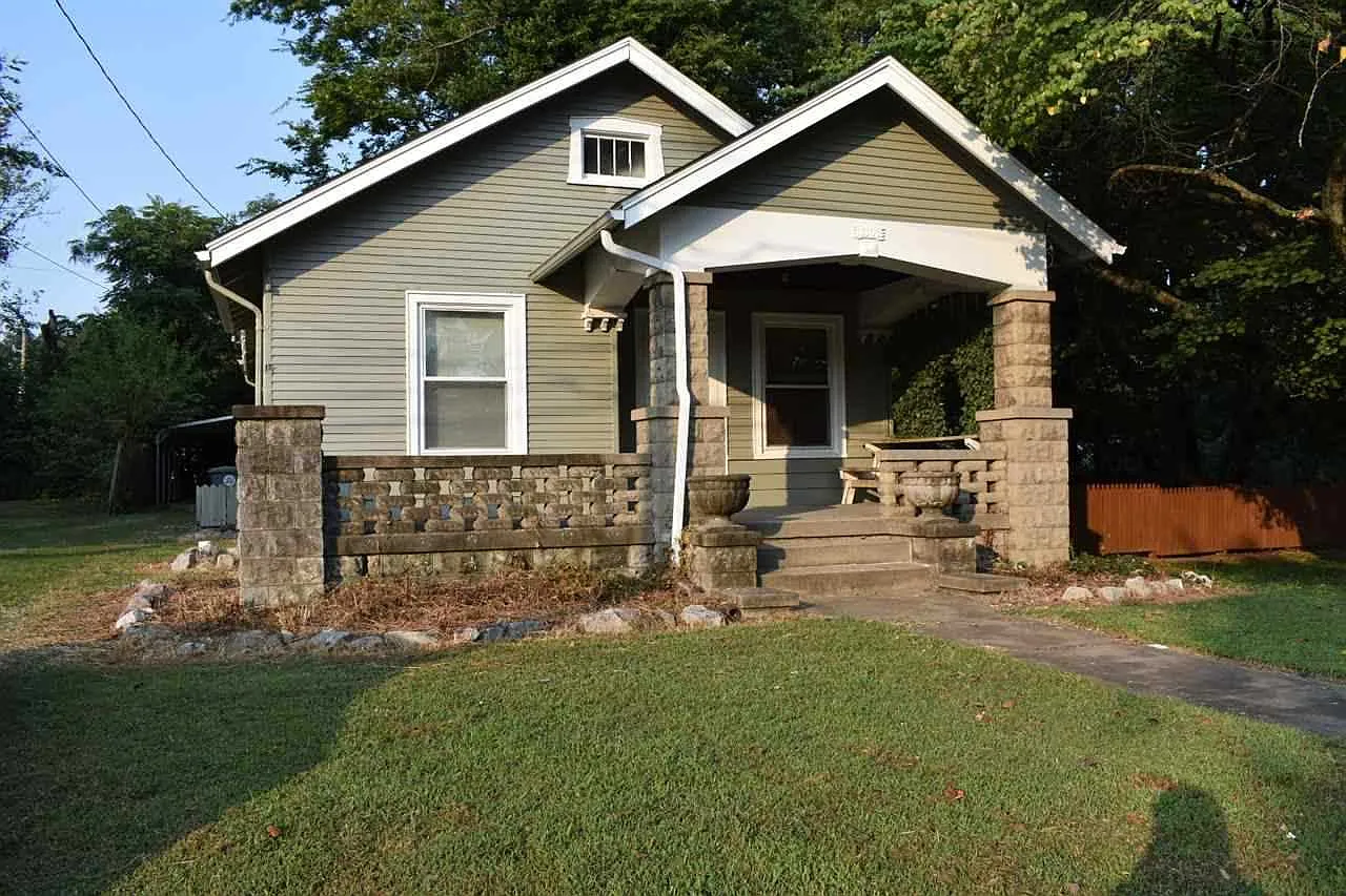 1303 E Riverside Dr photo 1
