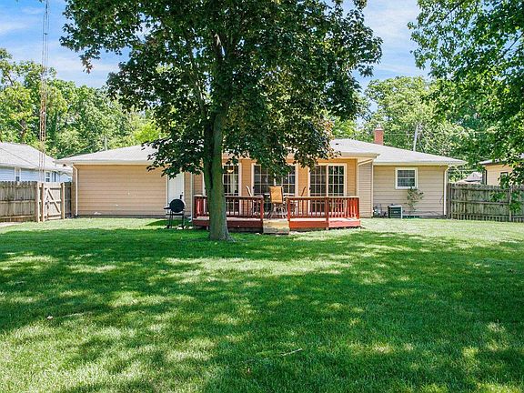 3rd image of 1025 N Twyckenham Dr