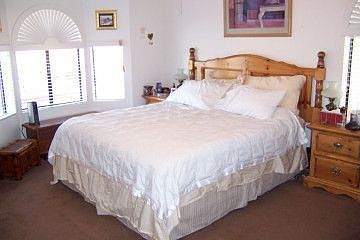 Large master w/bay window