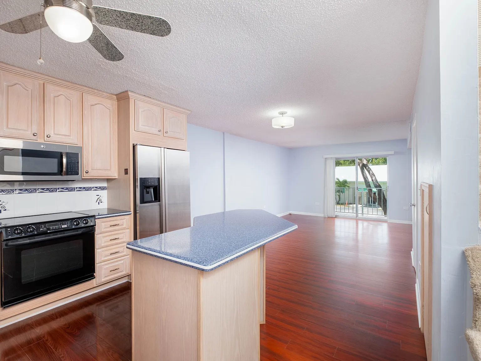 2 bed, 1.5 bath, 950 sqft, $2,200 — Photo 2