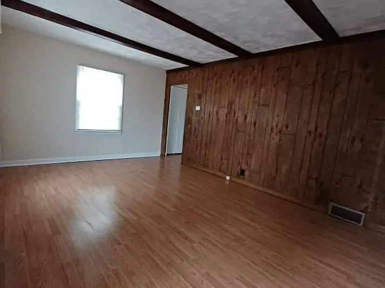 1112 Irving Ave — Photo 2