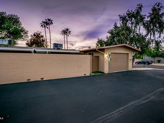 3rd image of 10547 W Palmeras Drive