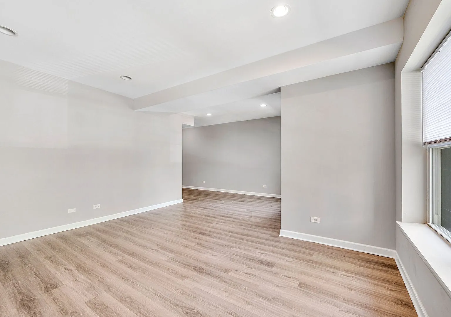 Spacious 3 Bed / 2 Bath in Bronzeville | In-Unit Laundry + Enclosed Parking — Photo 3