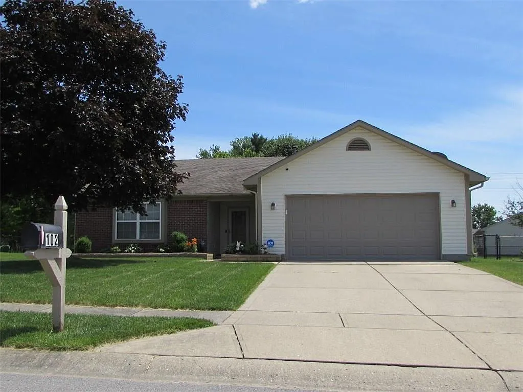 102 Buckthorne Ln photo 1